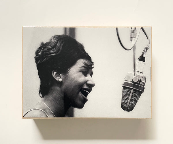 ARETHA FRANKLIN - on the mic